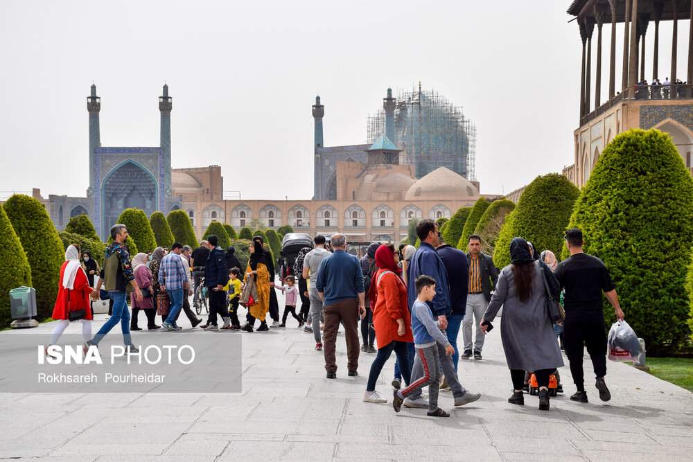 مسافران نوروزی در میدان امام اصفهان/ گزارش تصویری