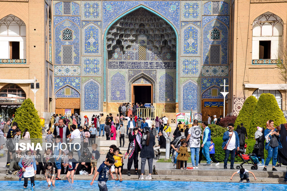 مسافران نوروزی در میدان امام اصفهان/ گزارش تصویری