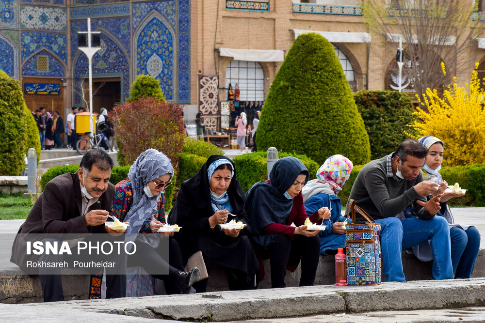 مسافران نوروزی در میدان امام اصفهان/ گزارش تصویری