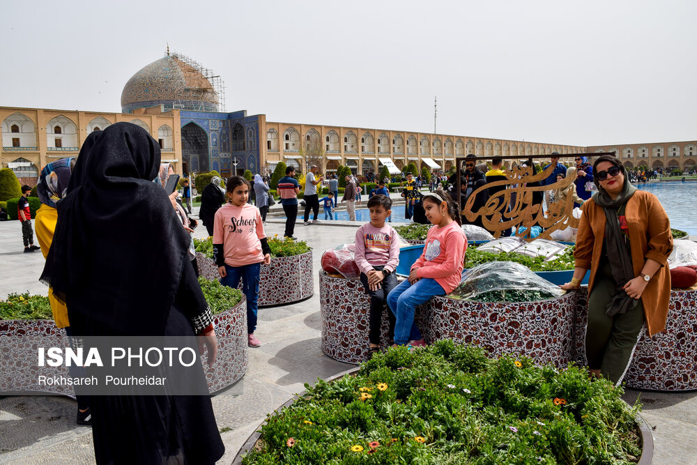 مسافران نوروزی در میدان امام اصفهان/ گزارش تصویری