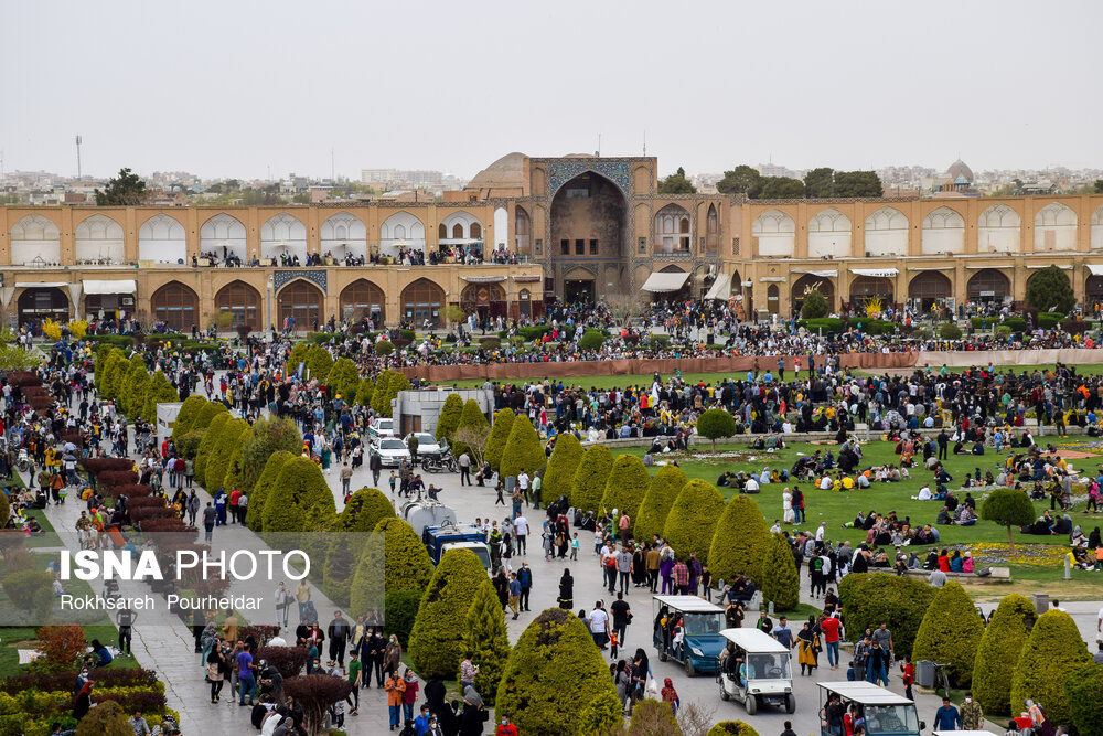 مسافران نوروزی در میدان امام اصفهان/ گزارش تصویری