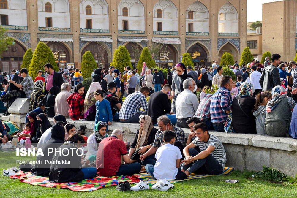 مسافران نوروزی در میدان امام اصفهان/ گزارش تصویری