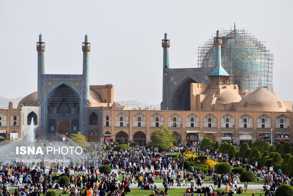 مسافران نوروزی در میدان امام اصفهان/ گزارش تصویری