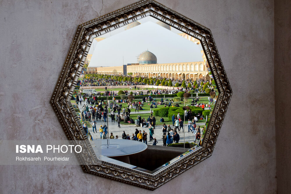 مسافران نوروزی در میدان امام اصفهان/ گزارش تصویری