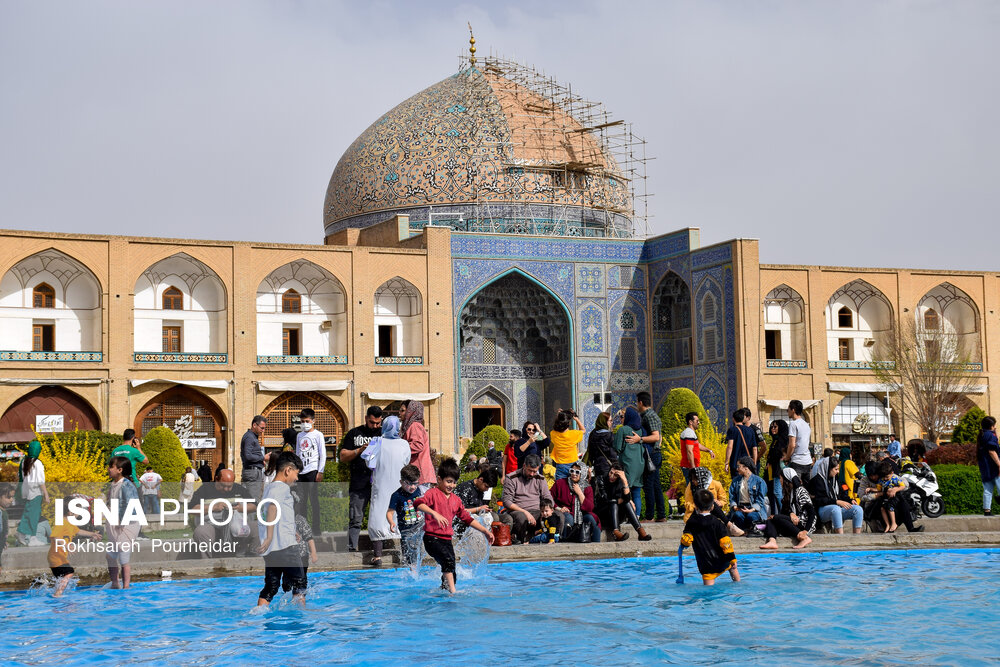 مسافران نوروزی در میدان امام اصفهان/ گزارش تصویری
