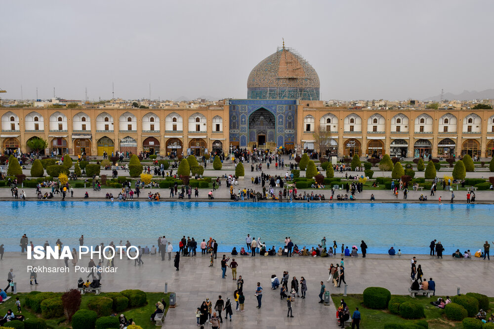 مسافران نوروزی در میدان امام اصفهان/ گزارش تصویری