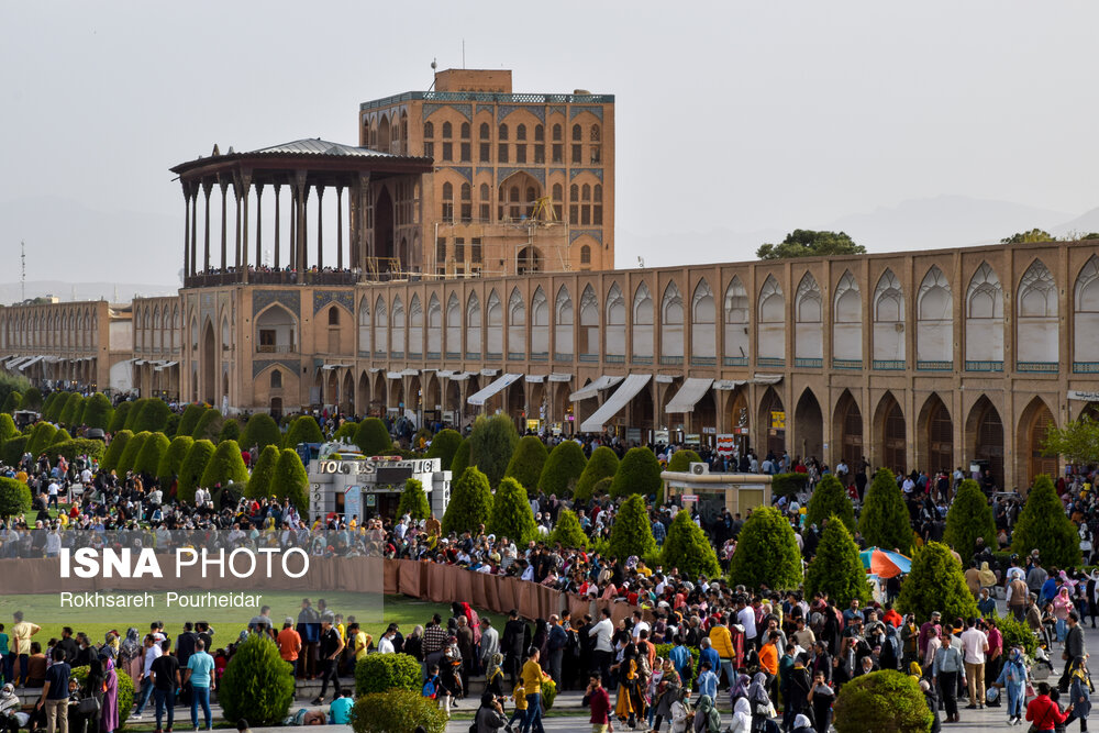 مسافران نوروزی در میدان امام اصفهان/ گزارش تصویری