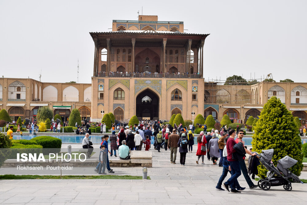 مسافران نوروزی در میدان امام اصفهان/ گزارش تصویری