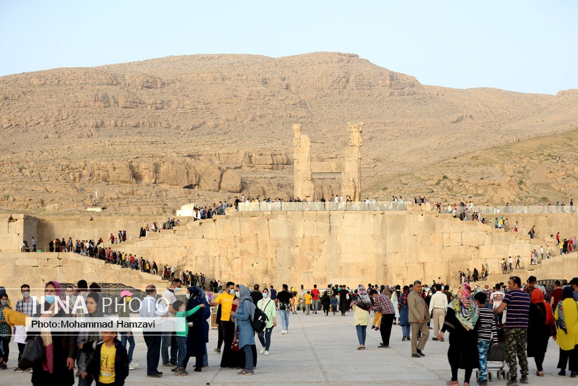 بازدید هزاران مسافر نوروزی از تخت جمشید/ گزارش تصویری