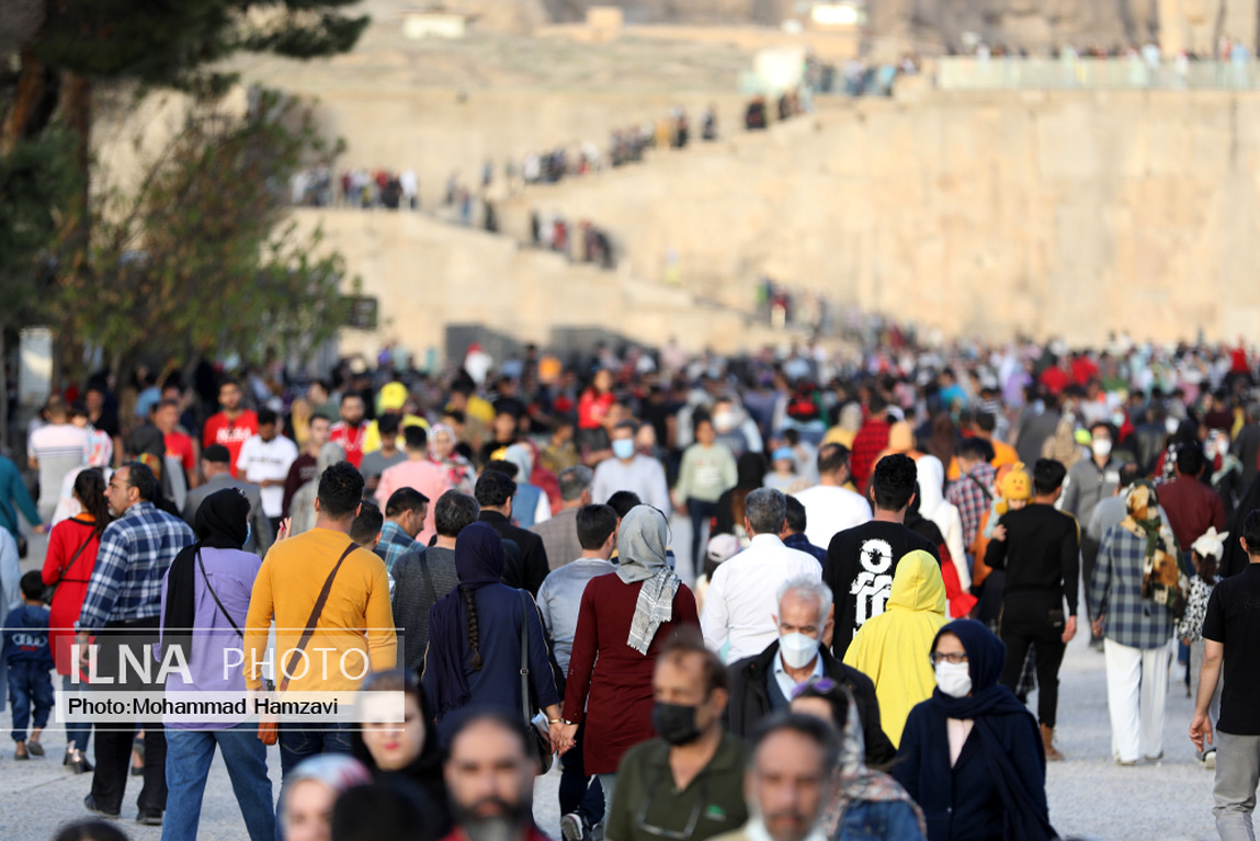 بازدید هزاران مسافر نوروزی از تخت جمشید/ گزارش تصویری