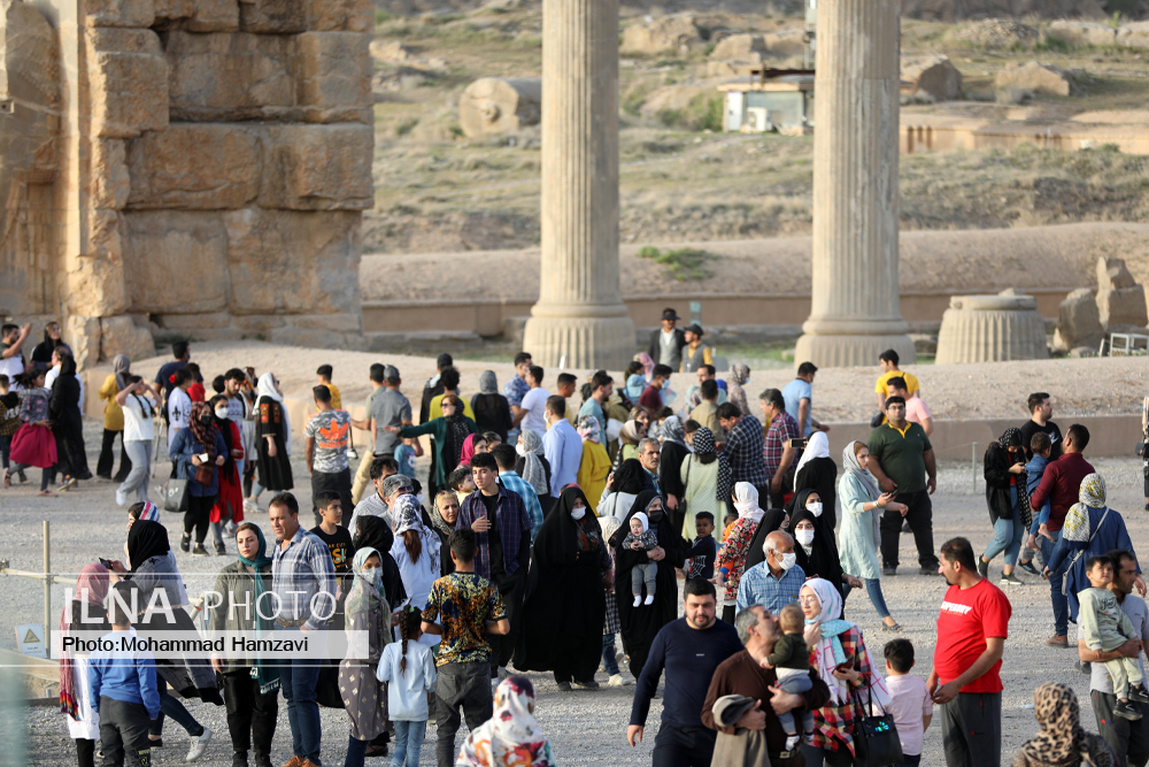 بازدید هزاران مسافر نوروزی از تخت جمشید/ گزارش تصویری