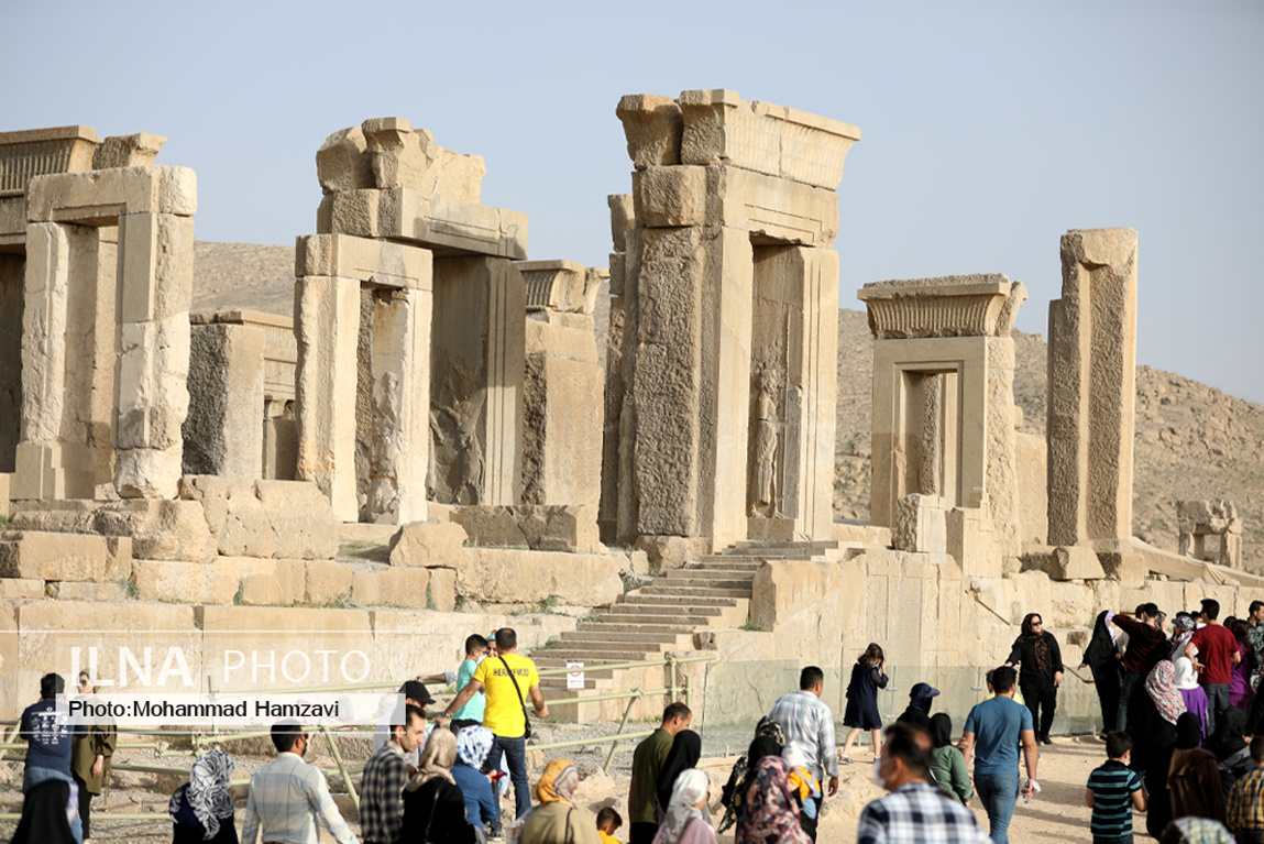 بازدید هزاران مسافر نوروزی از تخت جمشید/ گزارش تصویری