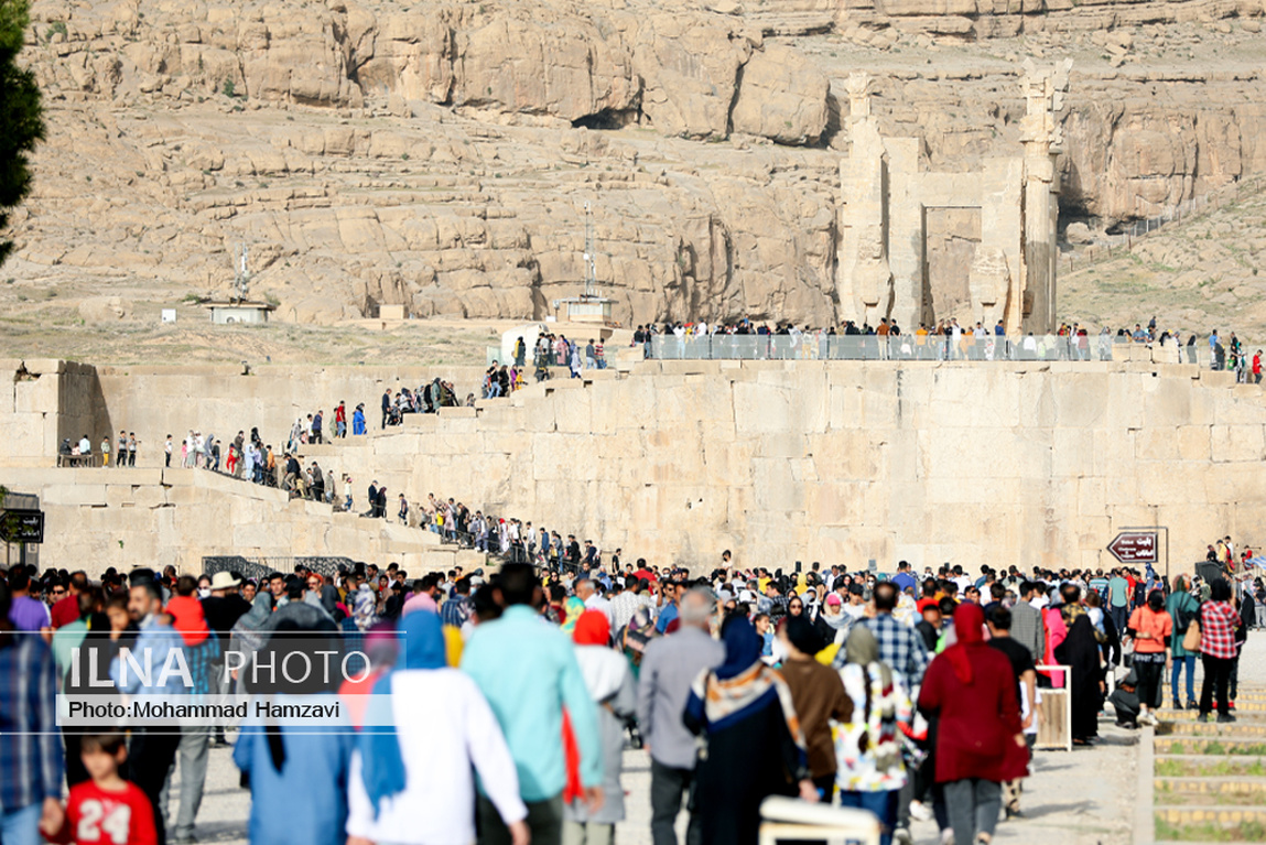 بازدید هزاران مسافر نوروزی از تخت جمشید/ گزارش تصویری