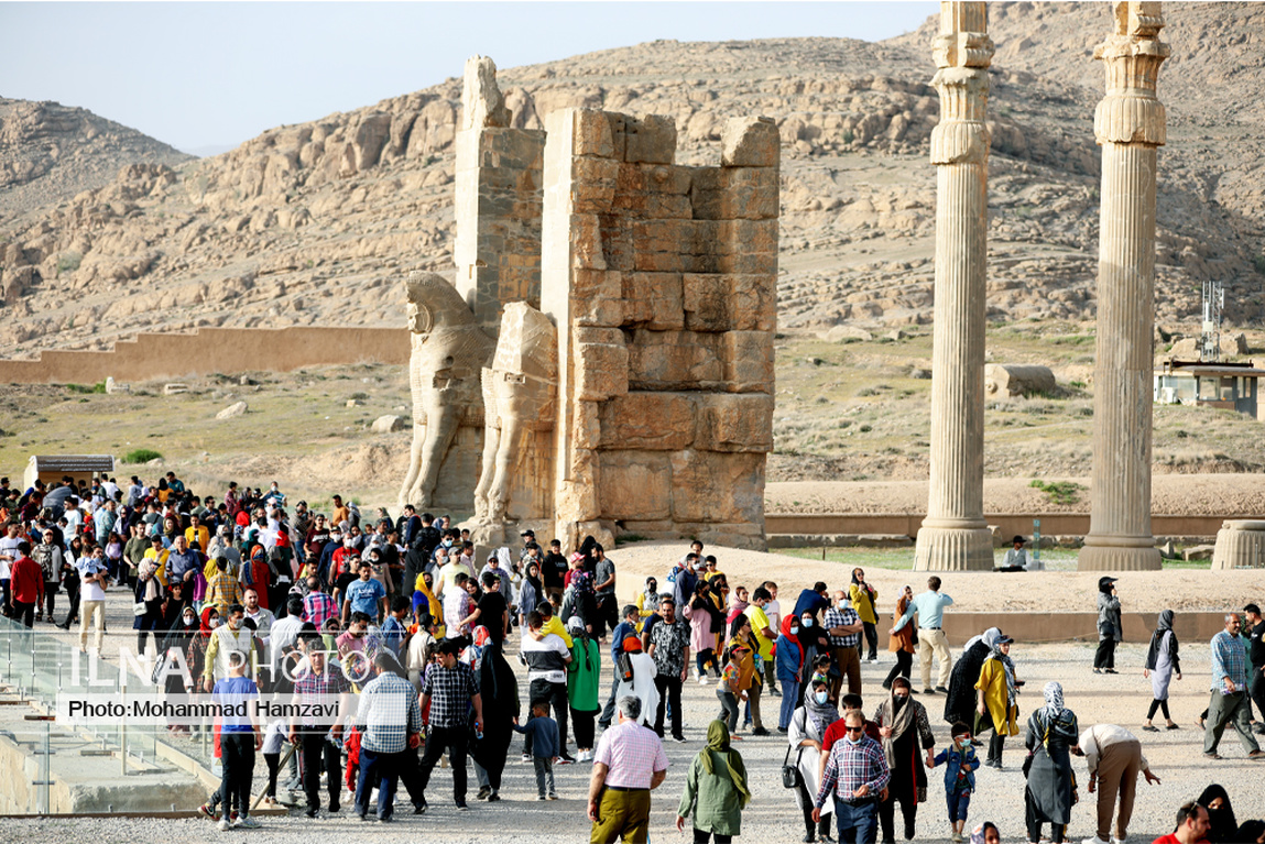 بازدید هزاران مسافر نوروزی از تخت جمشید/ گزارش تصویری