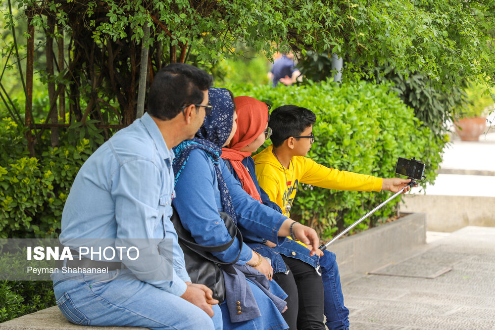 مسافران نوروزی در کاخ چهل ستون اصفهان/ گزارش تصویری