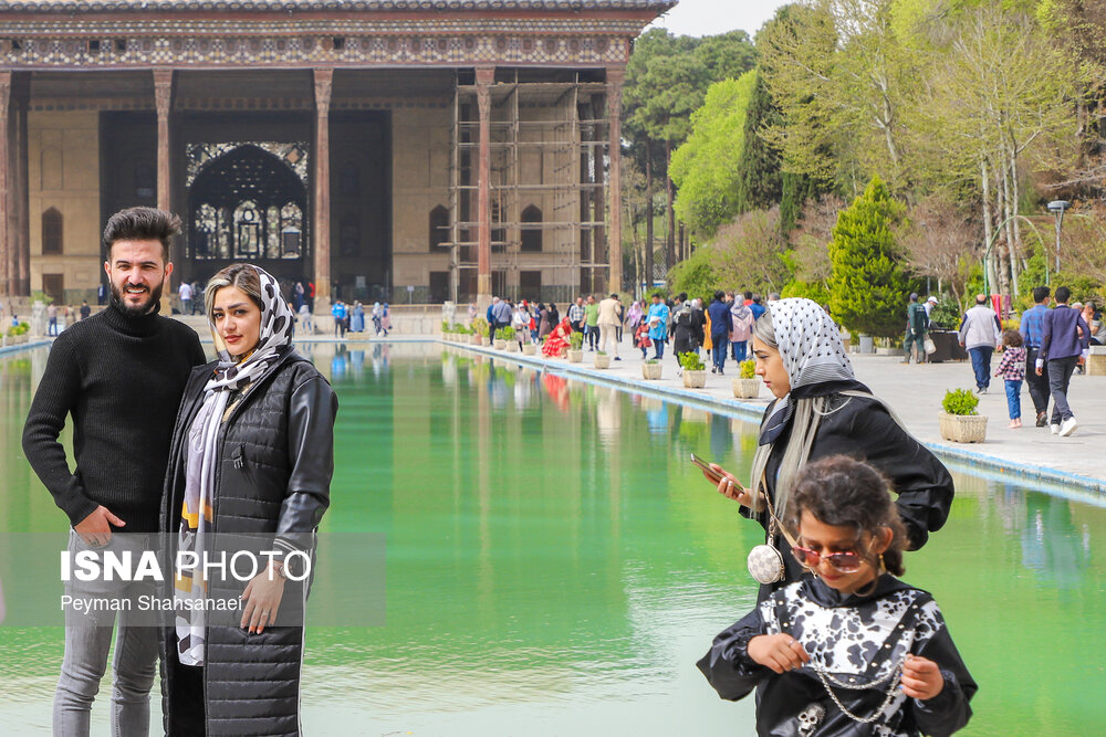 مسافران نوروزی در کاخ چهل ستون اصفهان/ گزارش تصویری