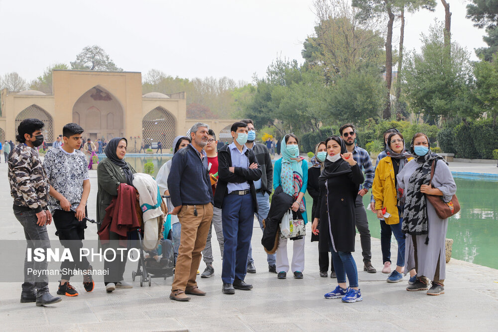 مسافران نوروزی در کاخ چهل ستون اصفهان/ گزارش تصویری