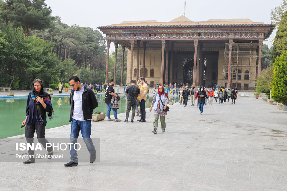 مسافران نوروزی در کاخ چهل ستون اصفهان/ گزارش تصویری