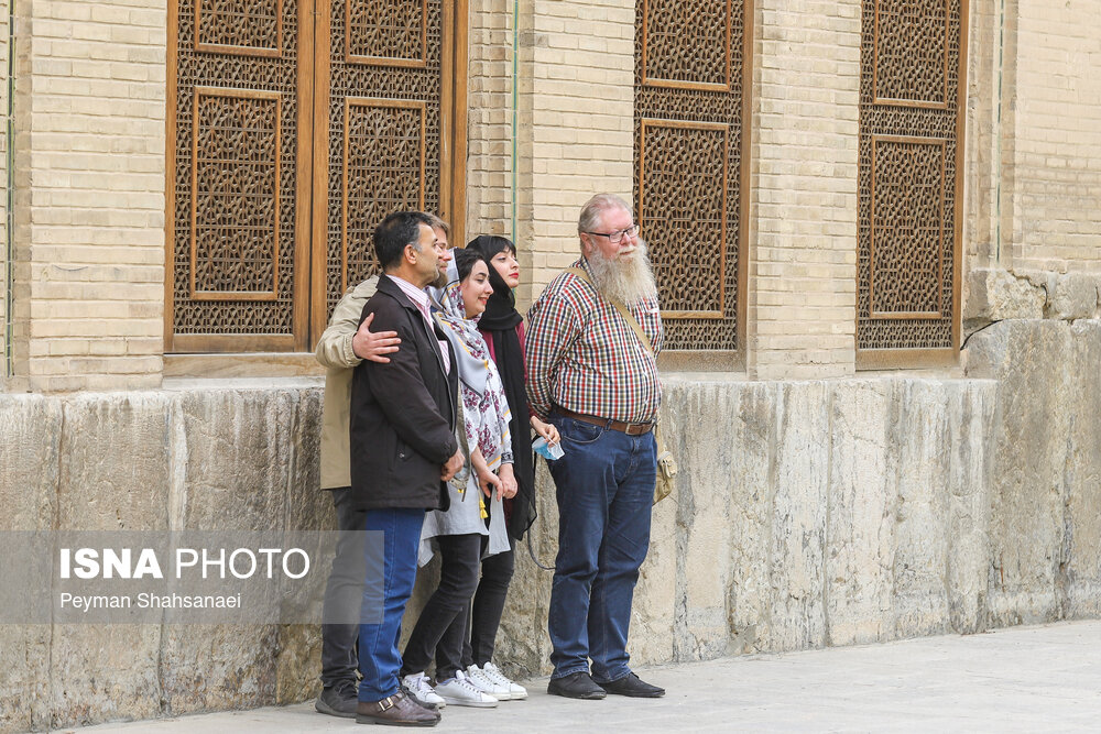 مسافران نوروزی در کاخ چهل ستون اصفهان/ گزارش تصویری