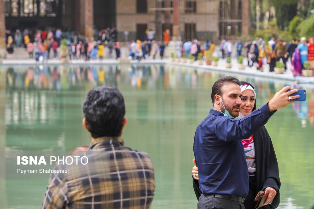 مسافران نوروزی در کاخ چهل ستون اصفهان/ گزارش تصویری