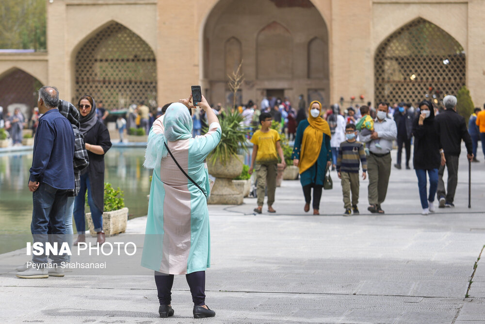 مسافران نوروزی در کاخ چهل ستون اصفهان/ گزارش تصویری