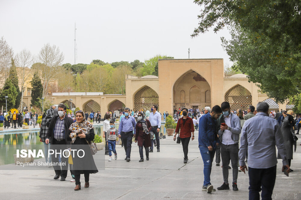 مسافران نوروزی در کاخ چهل ستون اصفهان/ گزارش تصویری