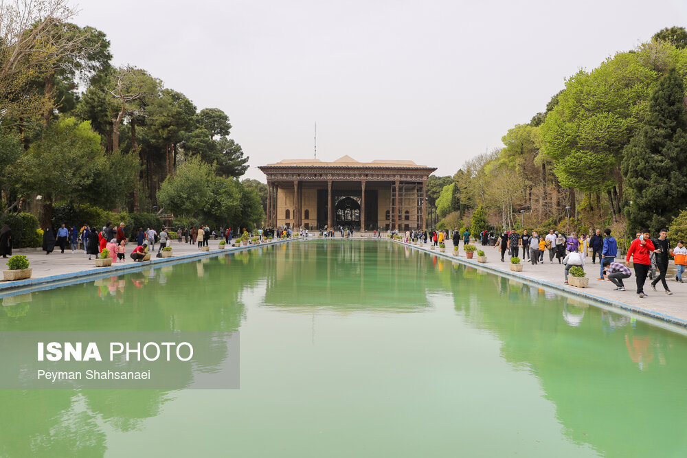 مسافران نوروزی در کاخ چهل ستون اصفهان/ گزارش تصویری