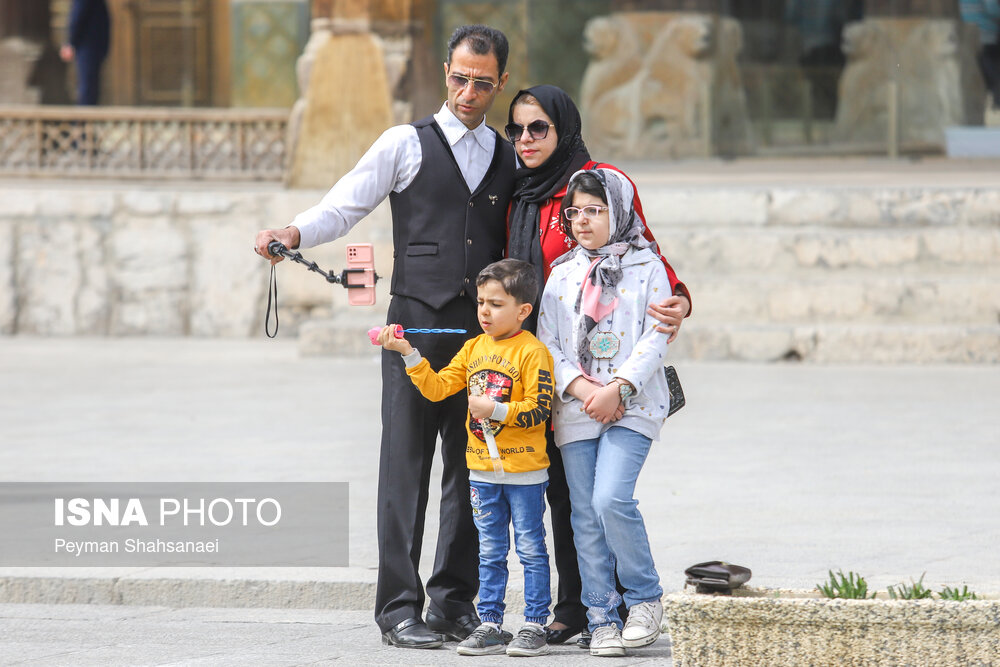 مسافران نوروزی در کاخ چهل ستون اصفهان/ گزارش تصویری