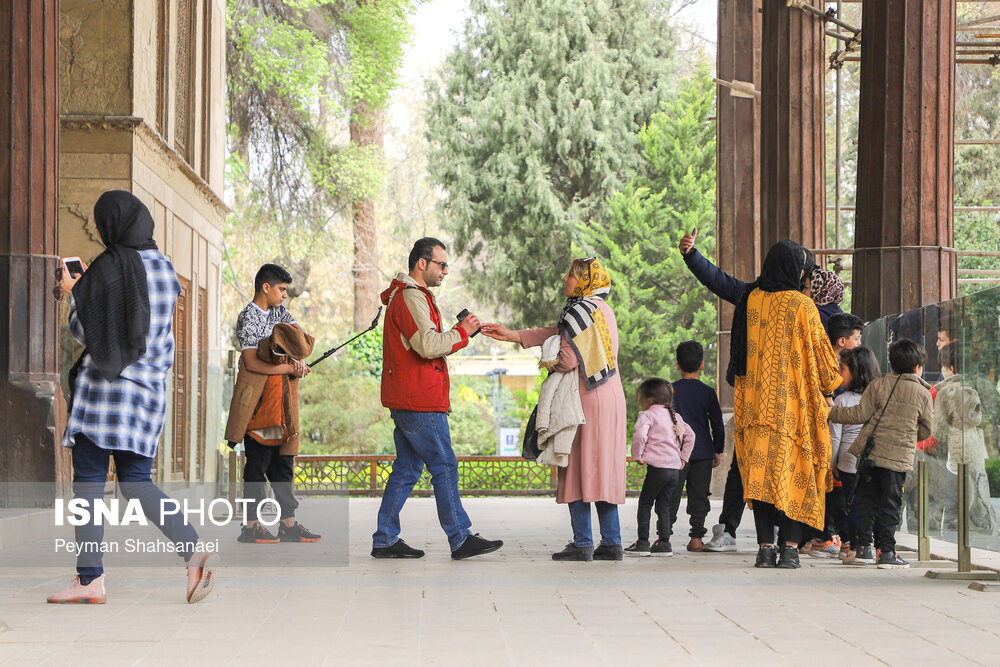 مسافران نوروزی در کاخ چهل ستون اصفهان/ گزارش تصویری