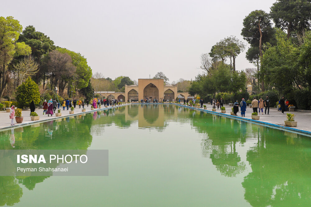 مسافران نوروزی در کاخ چهل ستون اصفهان/ گزارش تصویری