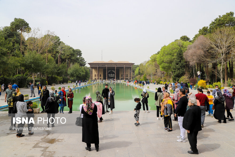 مسافران نوروزی در کاخ چهل ستون اصفهان/ گزارش تصویری