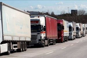 صف کامیون‌ها در آستارا ناشی از افزایش صادرات و واردات است