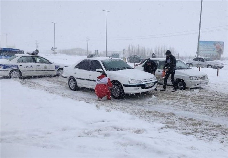 بارش برف در محور‌های شمالی تهران آغاز شد