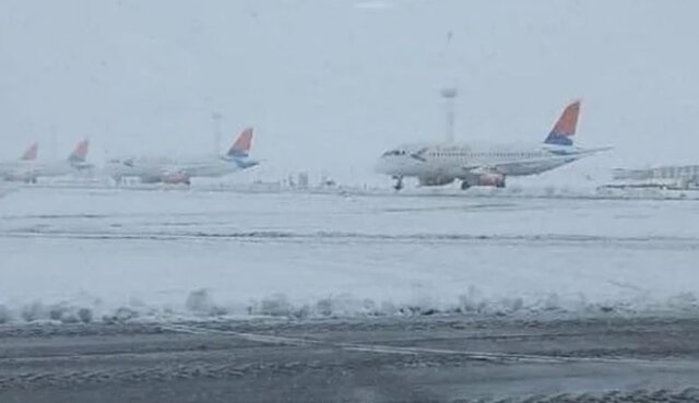 برف، پروازهای فرودگاه مشهد را لغو کرد
