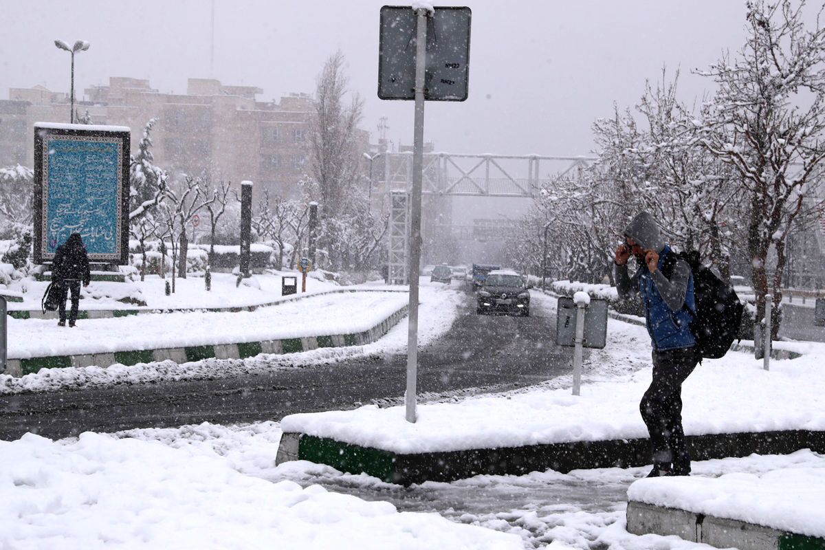 هوای ناسالم تهران در روز برفی!