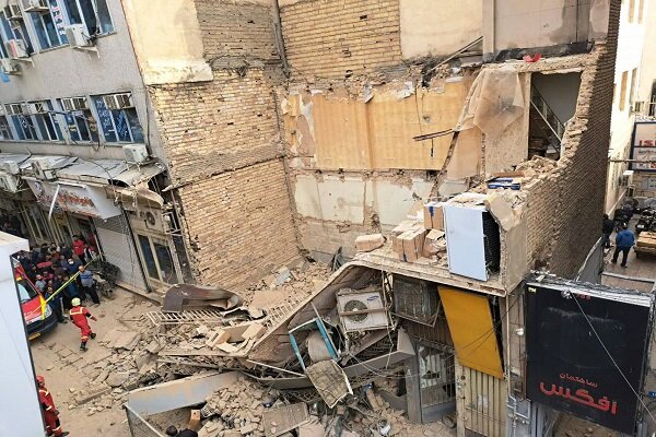 ریزش ساختمان دو طبقه در خیابان ملت؛ ۳ نفر نجات یافتند
