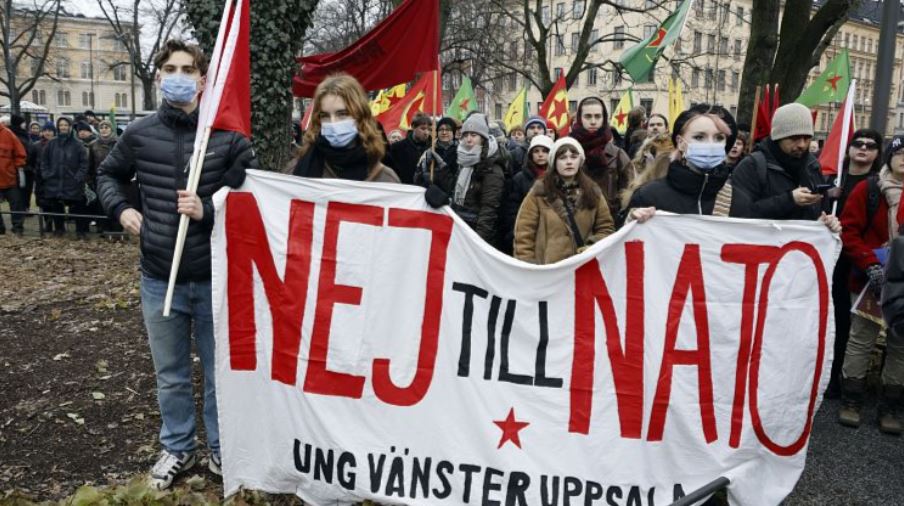 تظاهرات مقابل سفارت ترکیه در استکهلم؛ سفر وزیر دفاع سوئد لغو شد