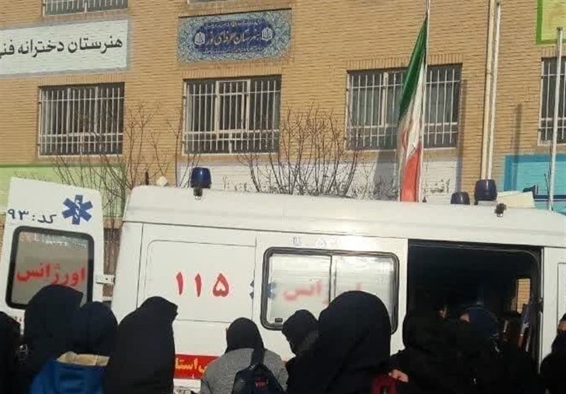 مسمومیت دانش‌آموزان در تهران و قم؛ حضور والدین مقابل فرمانداری