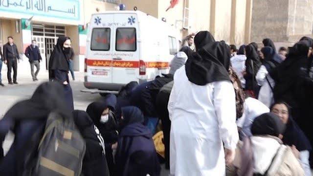 انتقال ۲۰ دانش آموز مشهدی به بیمارستان
