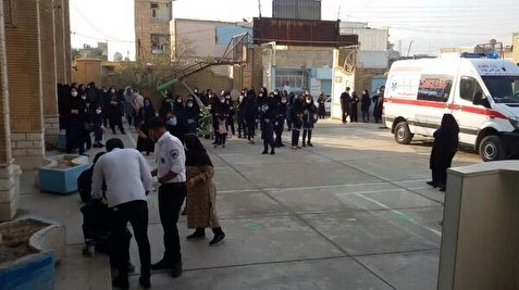 تجمع اولیاء دانش‌آموزان زنجانی برابر ساختمان آموزش و پرورش؛ با عاملان مسمومیت‌ها برخورد شود