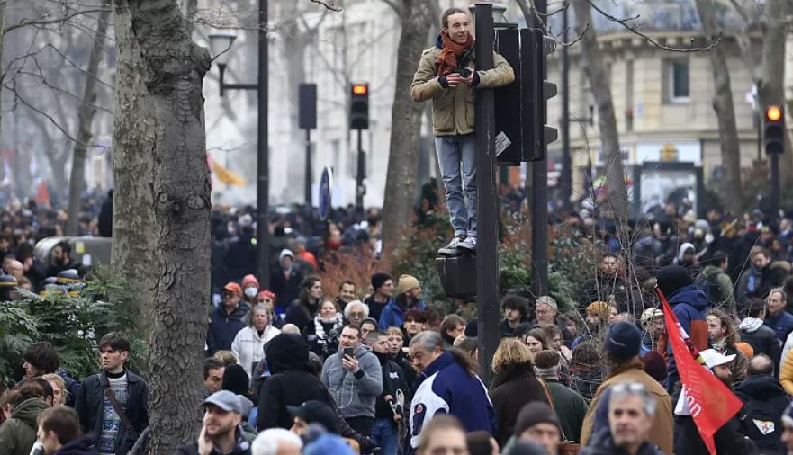 اصلاح قانون بازنشستگی؛ حضور «تاریخی» معترضان فرانسوی‌ در خیابان‌ها