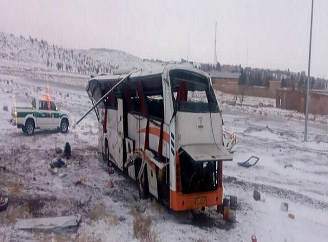 ۳‍۲ مصدوم در پی واژگونی اتوبوس در محور تربت‌حیدریه - مشهد