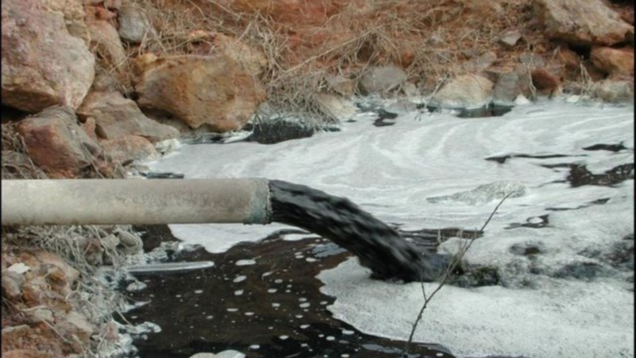 Сливать грязную воду. Сточные воды нефть. Загрязнение водоемов. Химическое загрязнение воды. Сточные воды загрязнение воды.