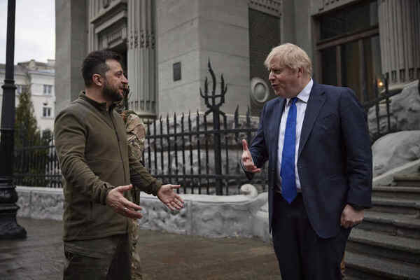 گفتگوی جانسون با زلنسکی درباره «ماریوپول» جنگ‌زده
