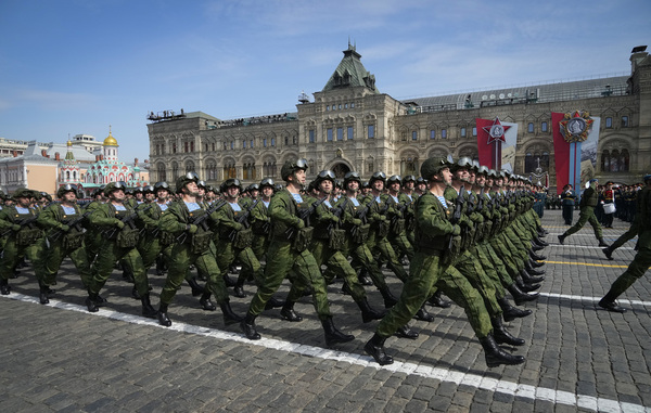 تجاوز نظامی روسیه؛ از رژه نظامی روز ۹ مه تا ۱۰ هزار «جنایت جنگی»