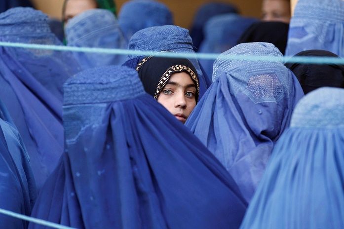 واکنش‌ها به دستور طالبان در مورد حجاب زنان؛ بعد از کلاس‌ها و دفاتر کار نوبت به جامعه رسید!