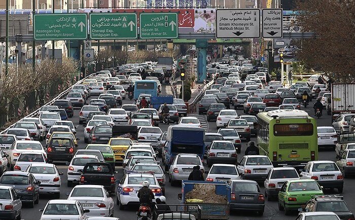 انتقاد نماینده مجلس از ترافیک و آلودگی هوا؛ شهردار تهران به فکر باشد