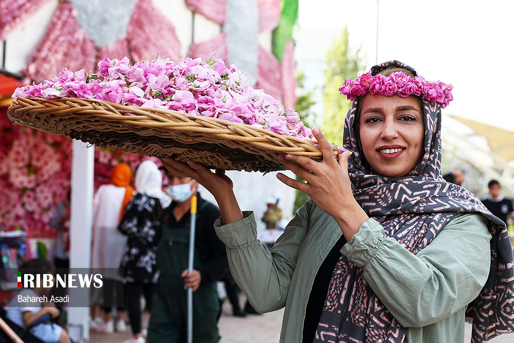 جشنواره گل و گلاب در بوستان آب و آتش/ گزارش تصویری