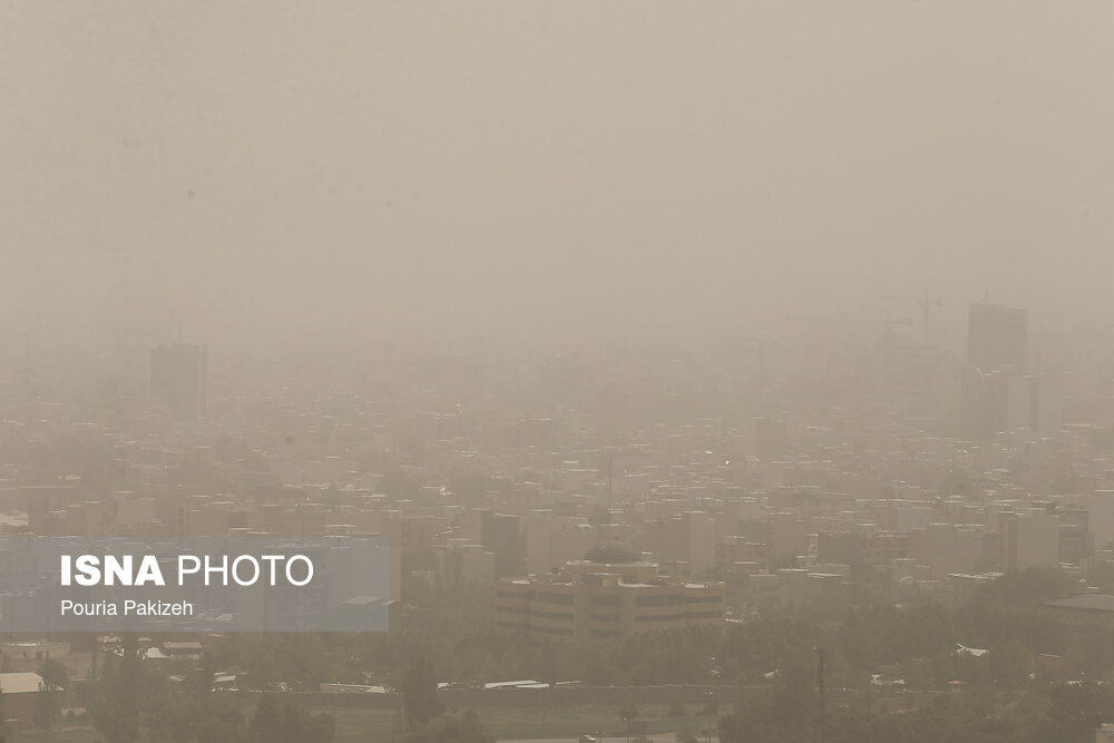 آسمان همدان خاکی شد/ گزارش تصویری