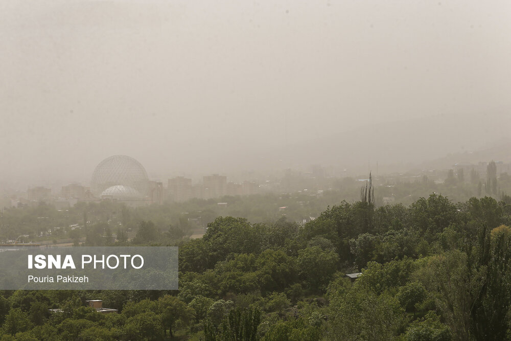 آسمان همدان خاکی شد/ گزارش تصویری